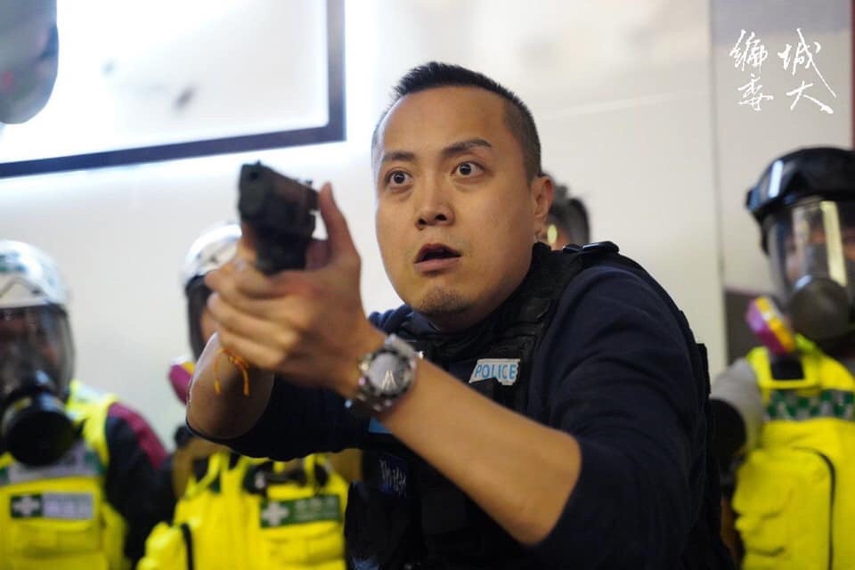 Plainclothes officers points Glock at crowd after being attacked