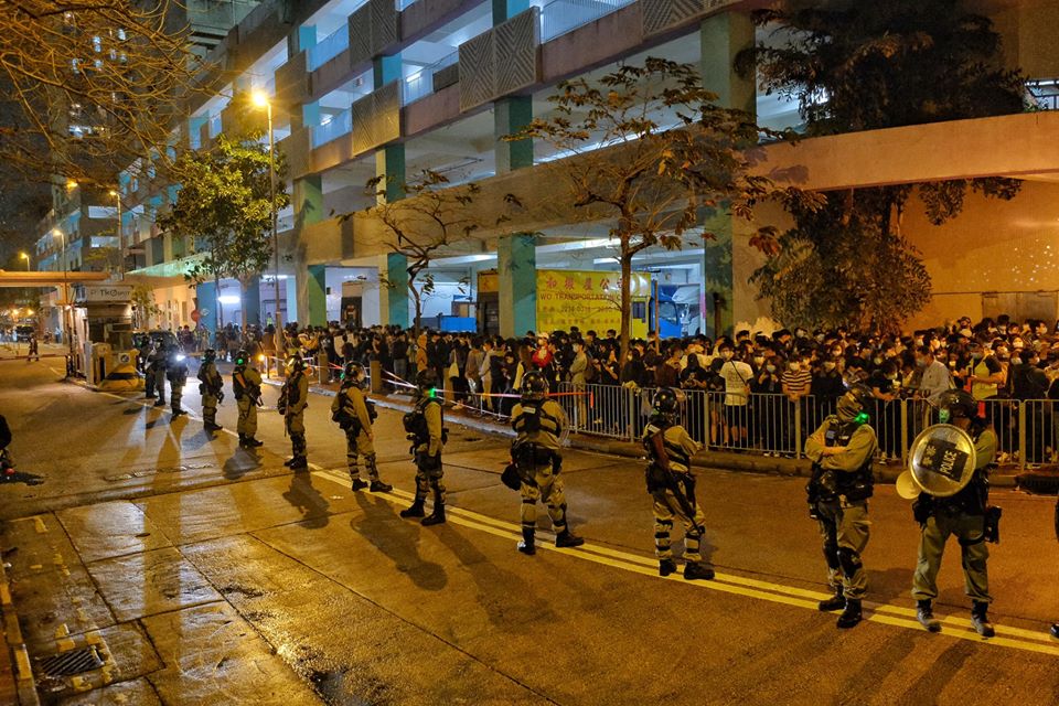 Four months after Chow’s death, the riot police abuse power to surrounding journalists and commemorators, hundreds of people searched on suspicion of illegal assembly