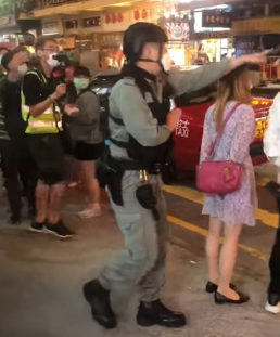 20200322 A riot police officer (PTU) provokes and insults civilians waiting to cross the road for no reason