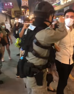 20200322 A riot police officer (PTU) provokes and insults civilians waiting to cross the road for no reason