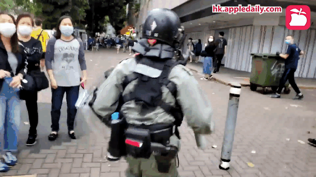 A middle-aged man smoking on the street was sprayed by pepper spray for no reason. When he scolded the police, several riot police retaliated by surrounding him and spraying him.