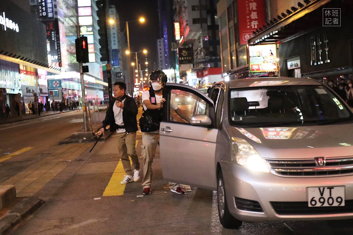 Plainclothes officer points gun at crowd after failed attempt at arrest