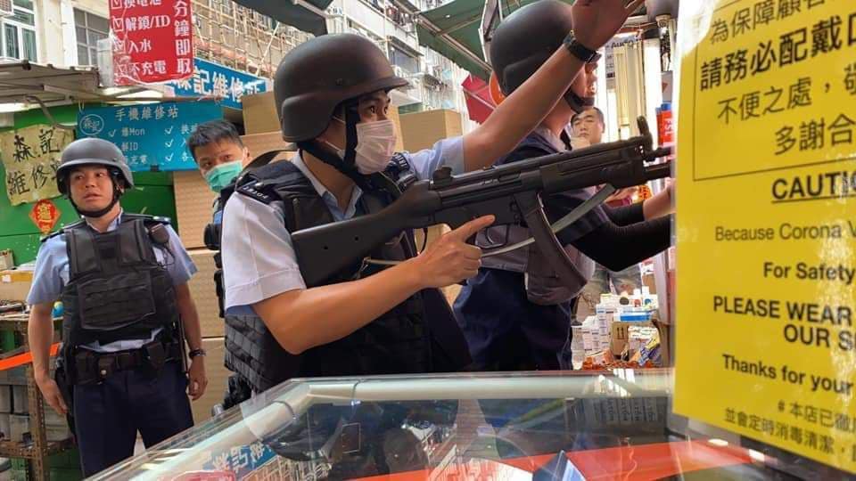Police officer points gun at resident in Sham Shui Po for alleged armed robbery