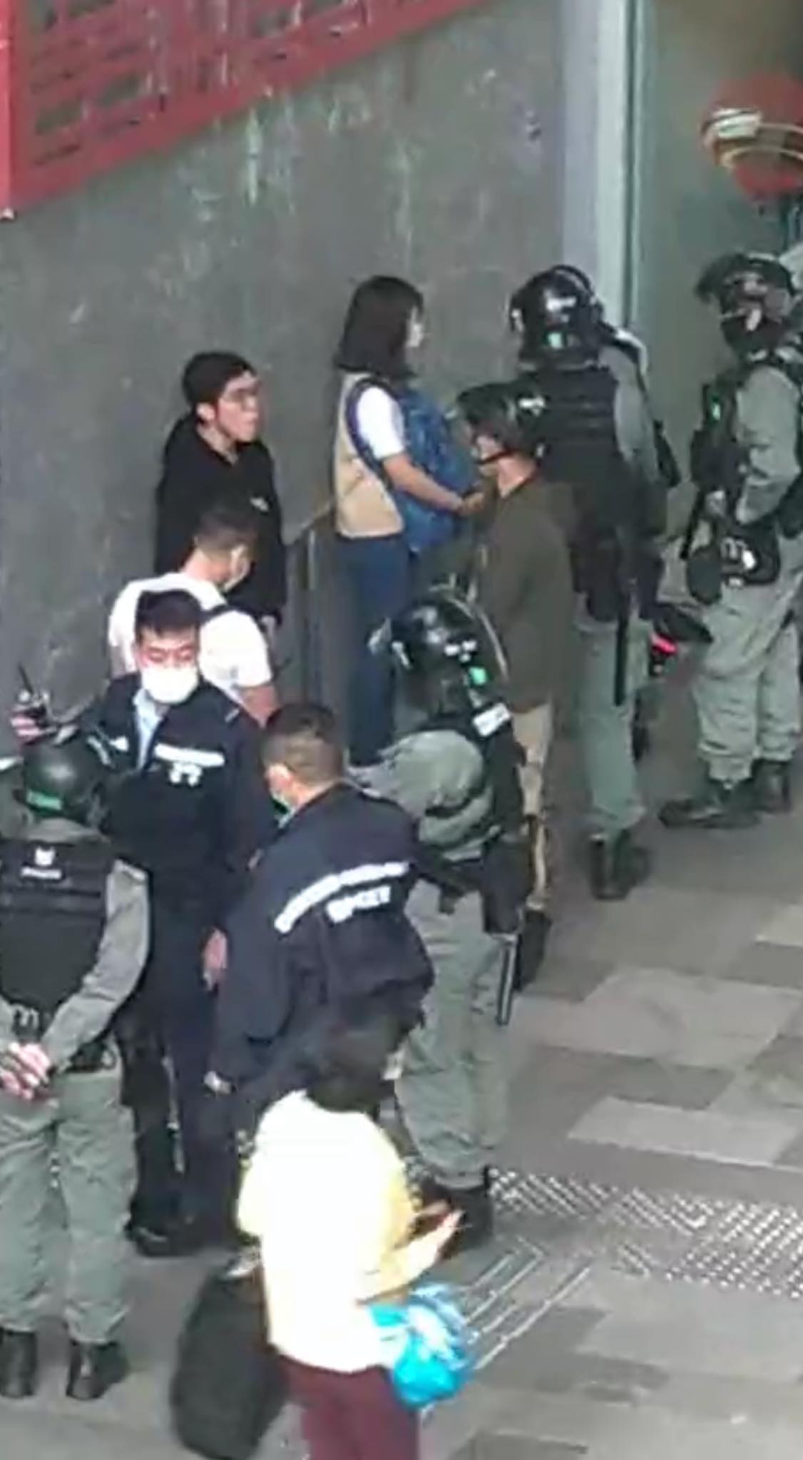 Pro-Beijing fanatics destroyed “Lennon Wall”   Riot Police arrived to search onlookers