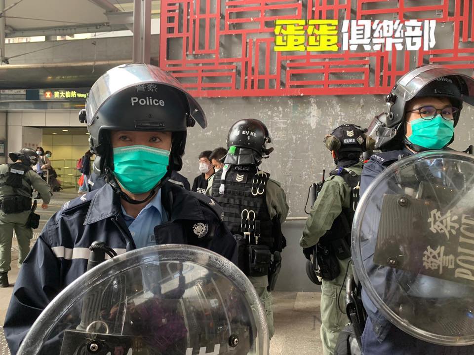 Pro-Beijing fanatics destroyed “Lennon Wall”   Riot Police arrived to search onlookers