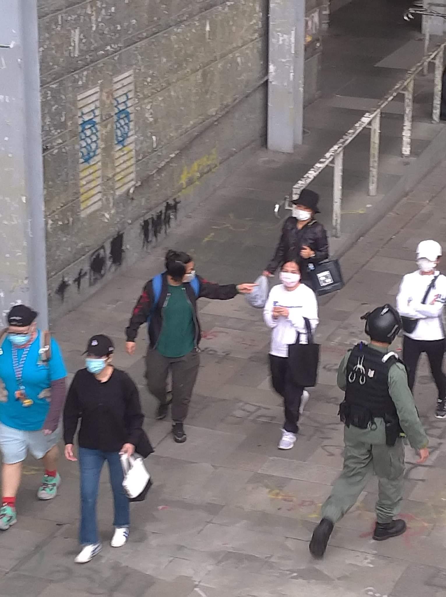 Pro-Beijing fanatics destroyed “Lennon Wall”   Riot Police arrived to search onlookers