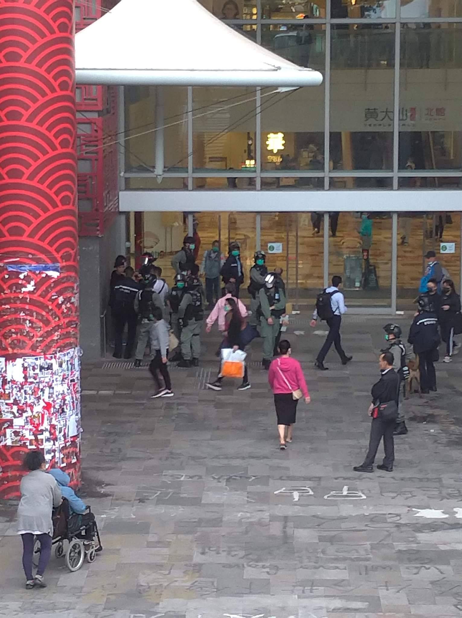 Pro-Beijing fanatics destroyed “Lennon Wall”   Riot Police arrived to search onlookers