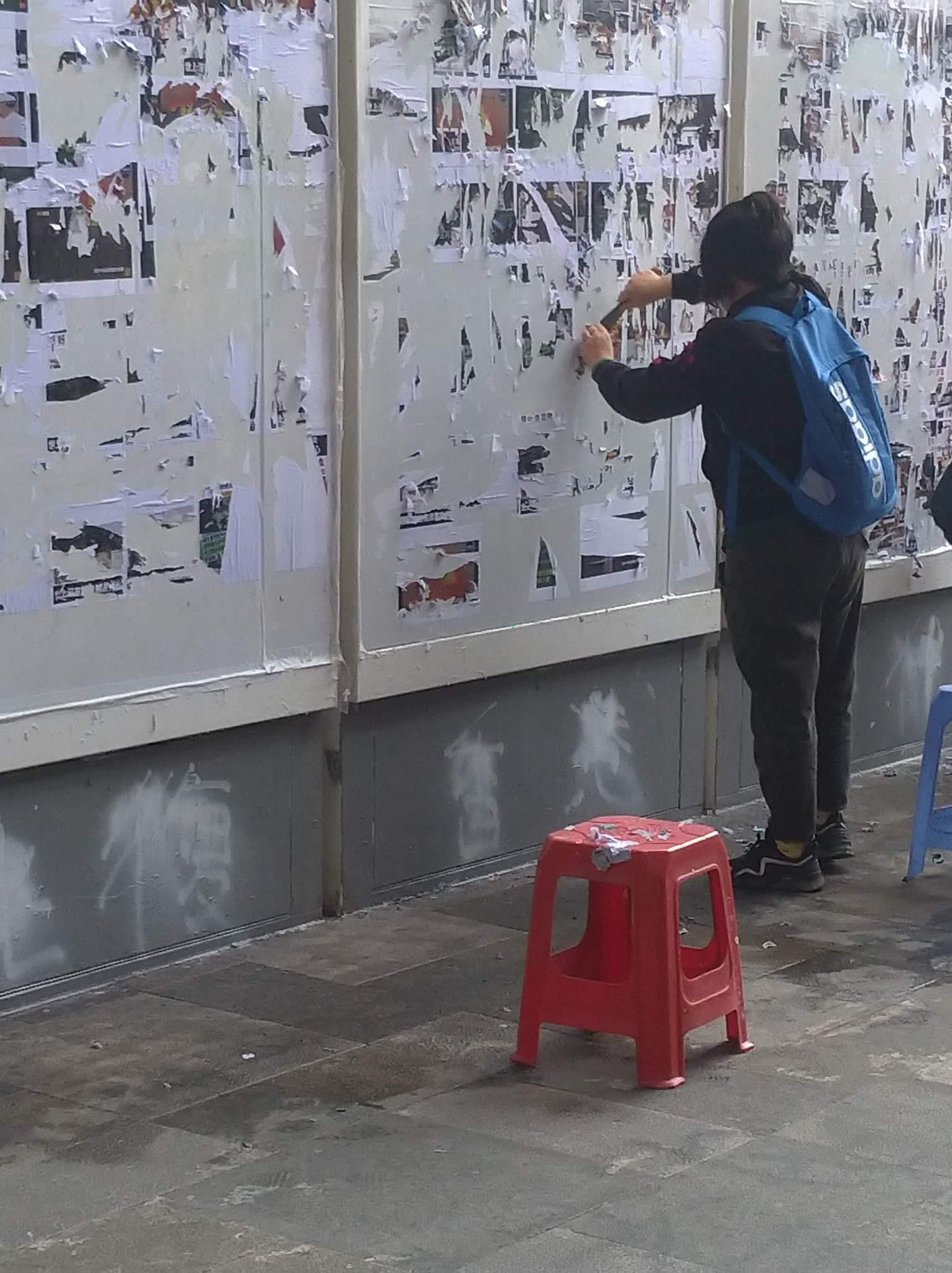 Pro-Beijing fanatics destroyed “Lennon Wall”   Riot Police arrived to search onlookers