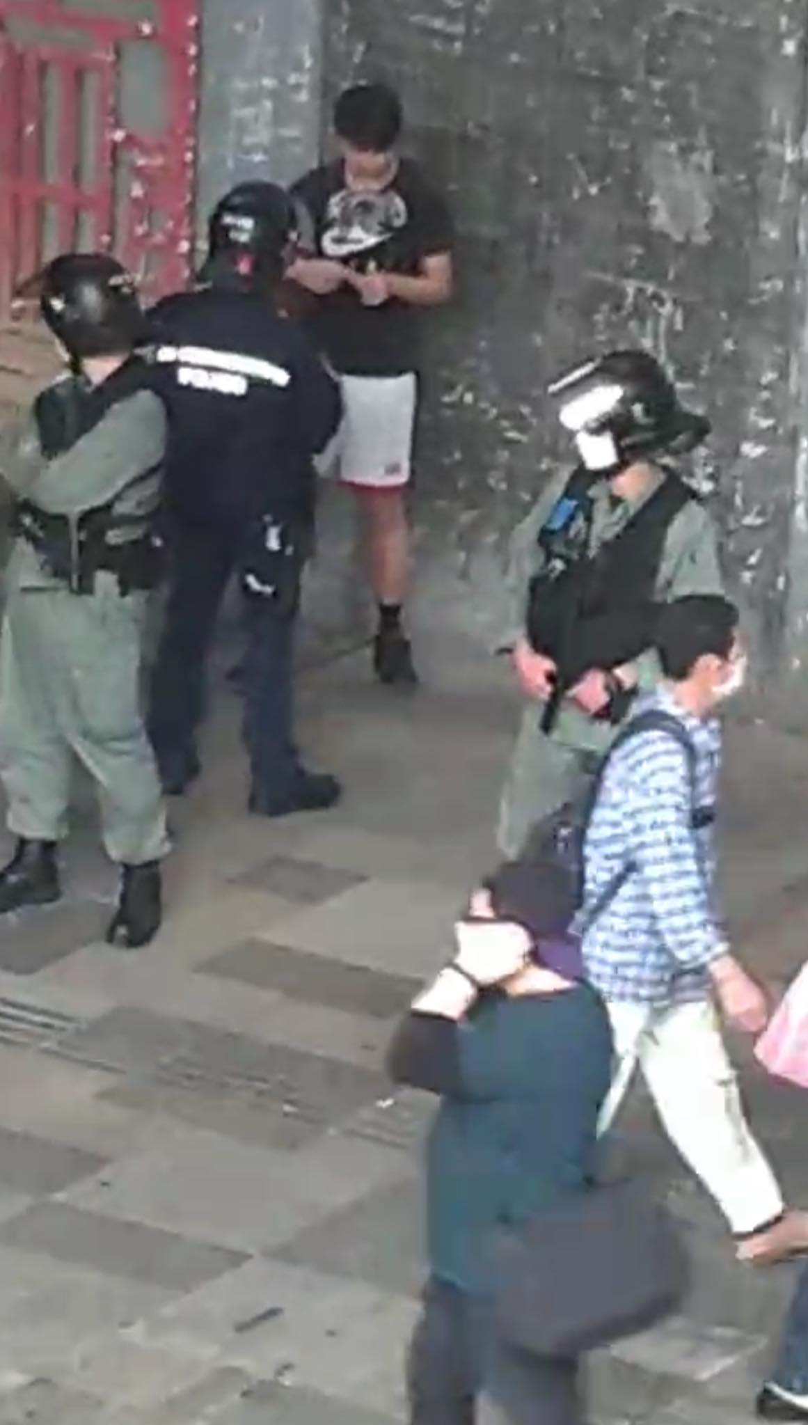 Pro-Beijing fanatics destroyed “Lennon Wall”   Riot Police arrived to search onlookers