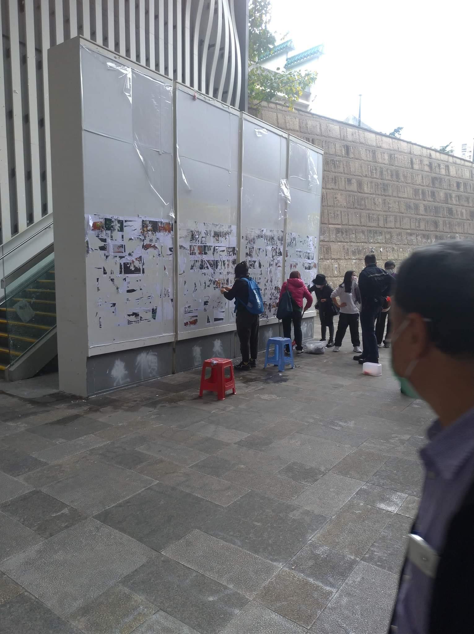 Pro-Beijing fanatics destroyed “Lennon Wall”   Riot Police arrived to search onlookers