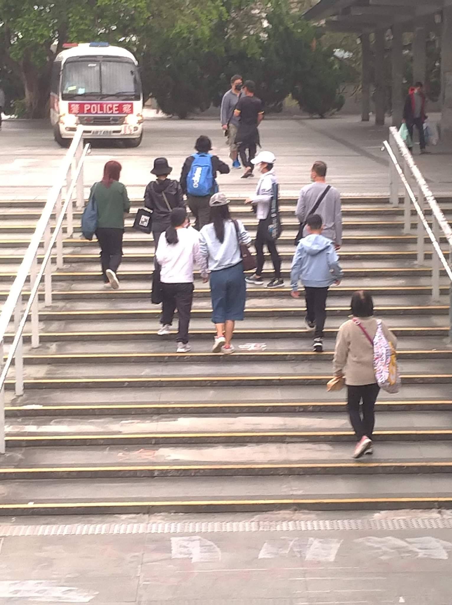 Pro-Beijing fanatics destroyed “Lennon Wall”   Riot Police arrived to search onlookers