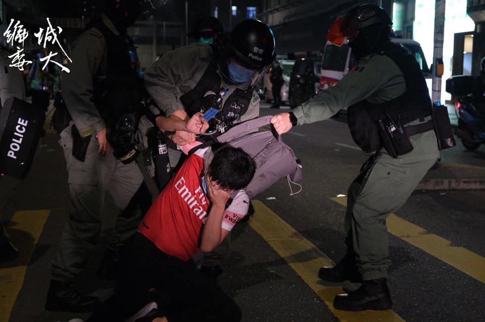 20190921 Tuen Mun district councillor, who got pepper sprayed on the pavement and scolded Riot Police (PTU), was arrested and dragged down to the road