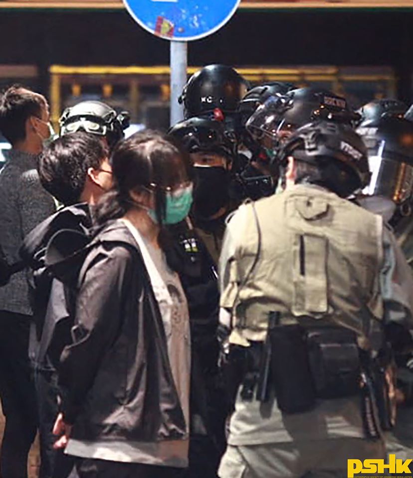 The whole car and the driver were arrested for waving the Hong Kong flag inside the car, and the passengers were forced to apologize to the police