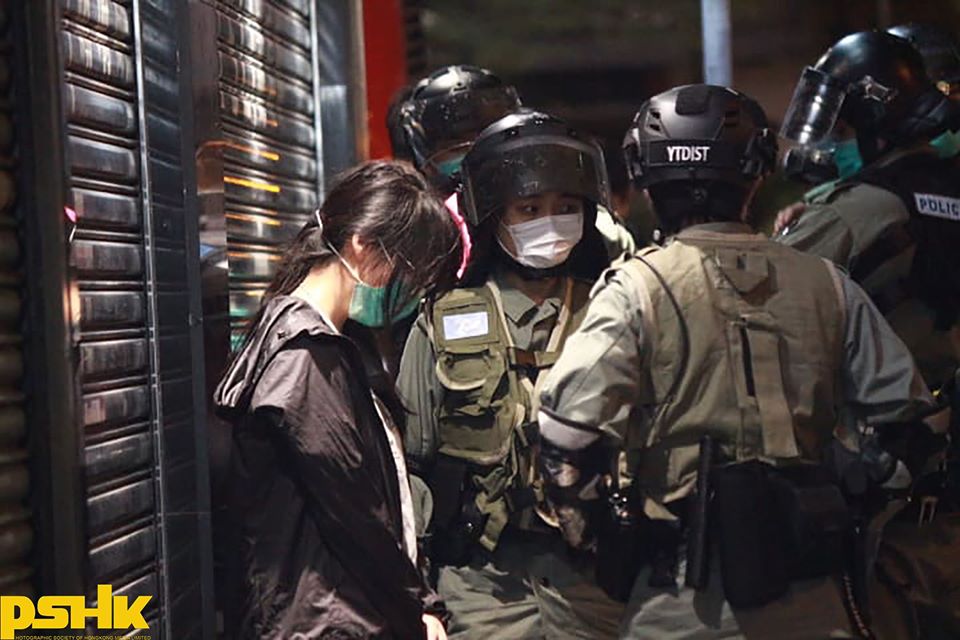 The whole car and the driver were arrested for waving the Hong Kong flag inside the car, and the passengers were forced to apologize to the police