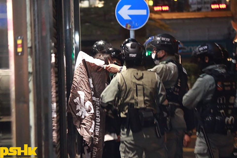 The whole car and the driver were arrested for waving the Hong Kong flag inside the car, and the passengers were forced to apologize to the police