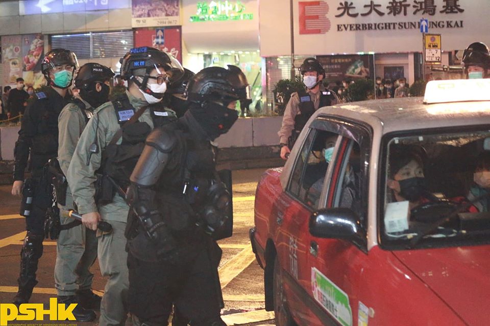The whole car and the driver were arrested for waving the Hong Kong flag inside the car, and the passengers were forced to apologize to the police