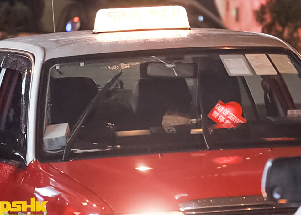 The whole car and the driver were arrested for waving the Hong Kong flag inside the car, and the passengers were forced to apologize to the police