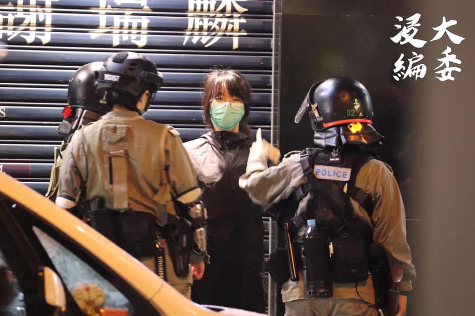 The whole car and the driver were arrested for waving the Hong Kong flag inside the car, and the passengers were forced to apologize to the police