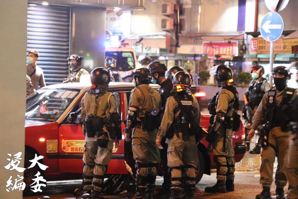 The whole car and the driver were arrested for waving the Hong Kong flag inside the car, and the passengers were forced to apologize to the police