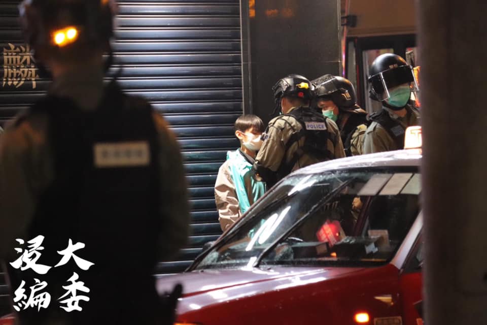 The whole car and the driver were arrested for waving the Hong Kong flag inside the car, and the passengers were forced to apologize to the police
