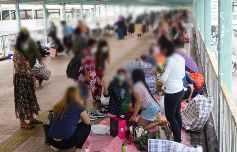 The “Prohibition on Group Gathering” Law has been effective for half day, foreign domestic helpers burst in different districts. Hong Kong Police turn a blind eye