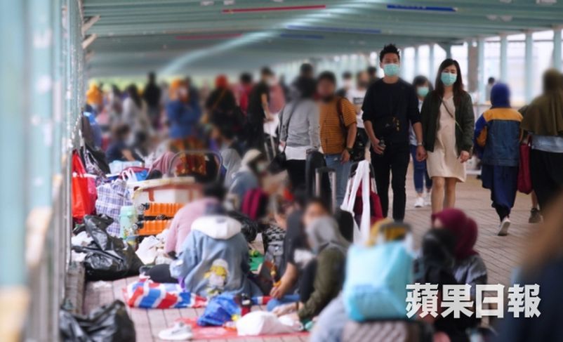 The “Prohibition on Group Gathering” Law has been effective for half day, foreign domestic helpers burst in different districts. Hong Kong Police turn a blind eye