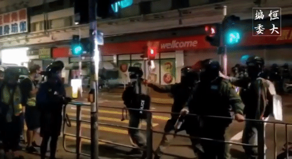 20190921 Tuen Mun district councillor, who got pepper sprayed on the pavement and scolded Riot Police (PTU), was arrested and dragged down to the road