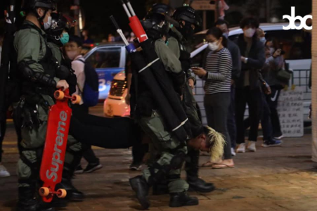 An unconscious skateboarder fell to the ground. The police obstructed rescue and carried him away.