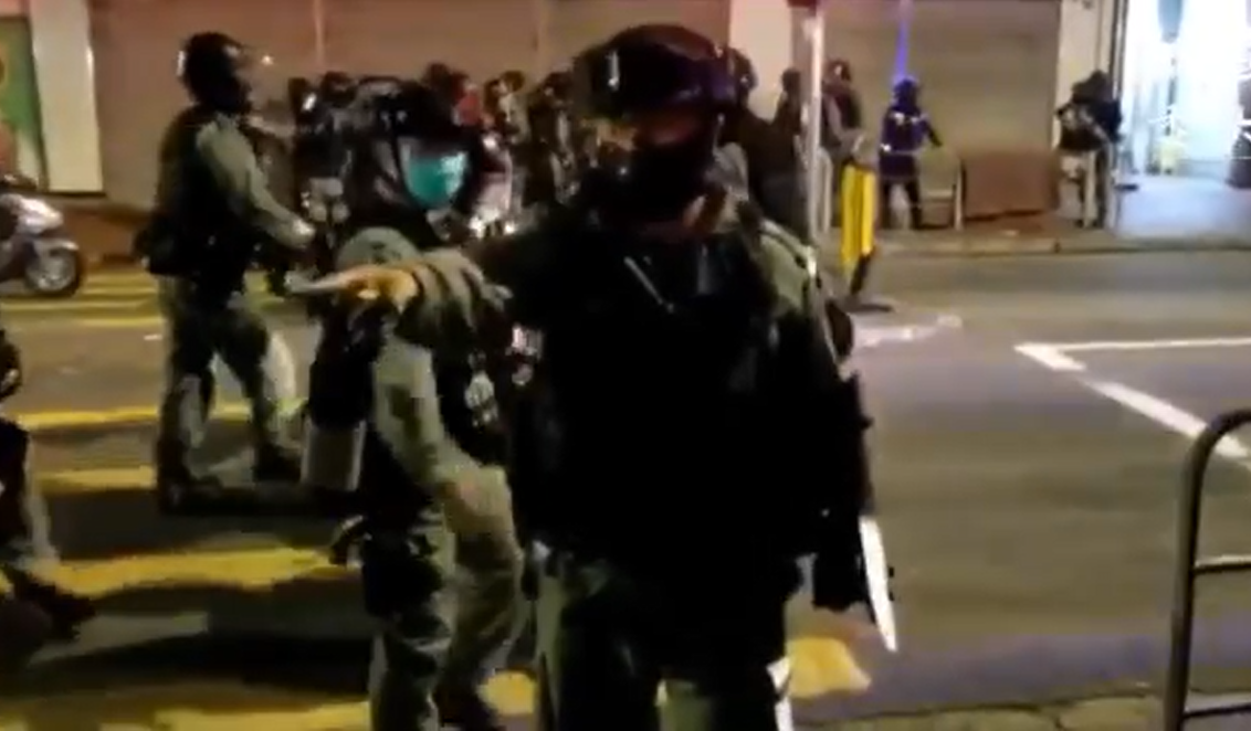 20190921 Tuen Mun district councillor, who got pepper sprayed on the pavement and scolded Riot Police (PTU), was arrested and dragged down to the road