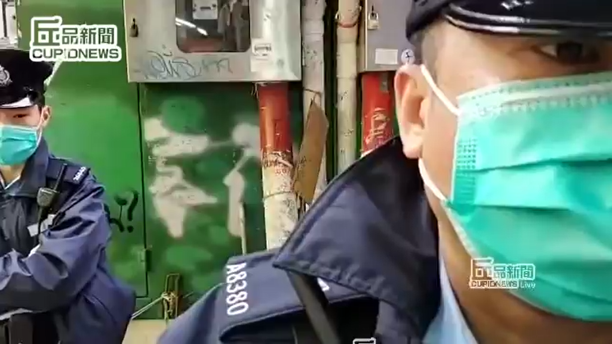 Personal information of a live broadcasting reporter disclosed by policemen intentionally in a stop and search