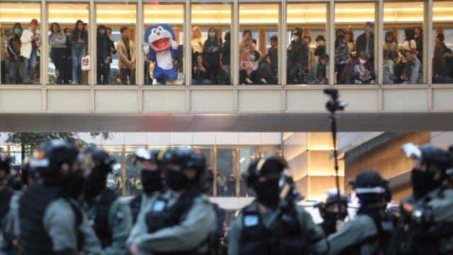 0119 Admiralty male student arrested indiscriminately for possession of offensive weapons, DoJ withdrew the charge