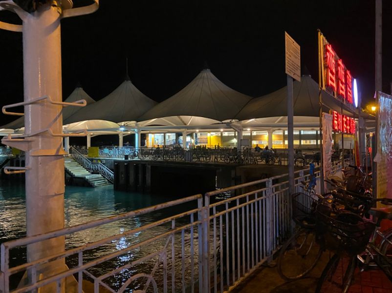 Police officers beat up civilians after getting drunk, then fled by police boat.