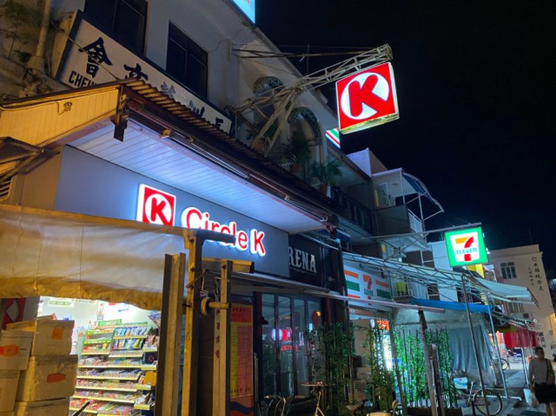 Police officers beat up civilians after getting drunk, then fled by police boat.