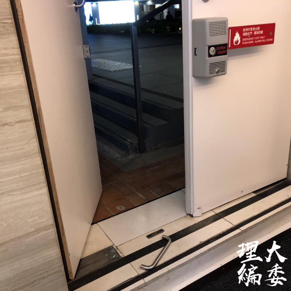 Riot police leave after vandalizing mall door handles during dispersal