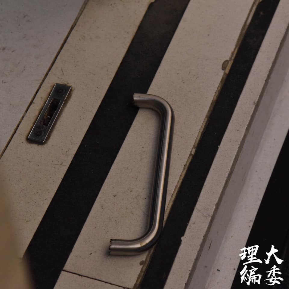 Riot police leave after vandalizing mall door handles during dispersal