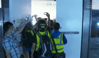 Riot police leave after vandalizing mall door handles during dispersal