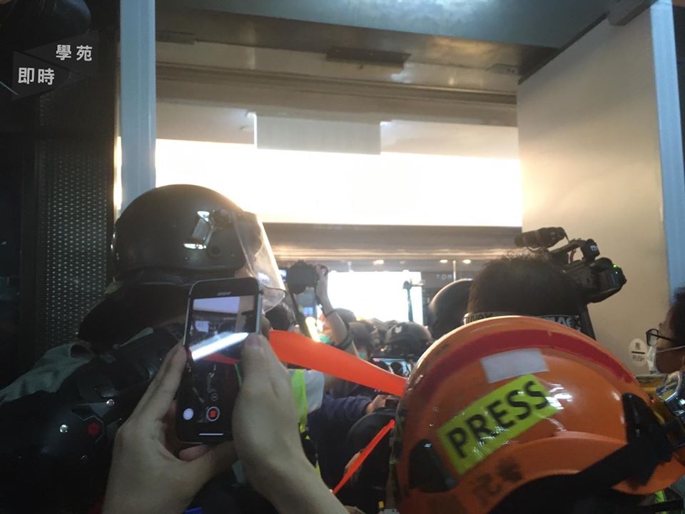 Riot police create chaos for no reason to suppress press freedom, pushing dozens of reporters out of fire exits and pulling a cordon