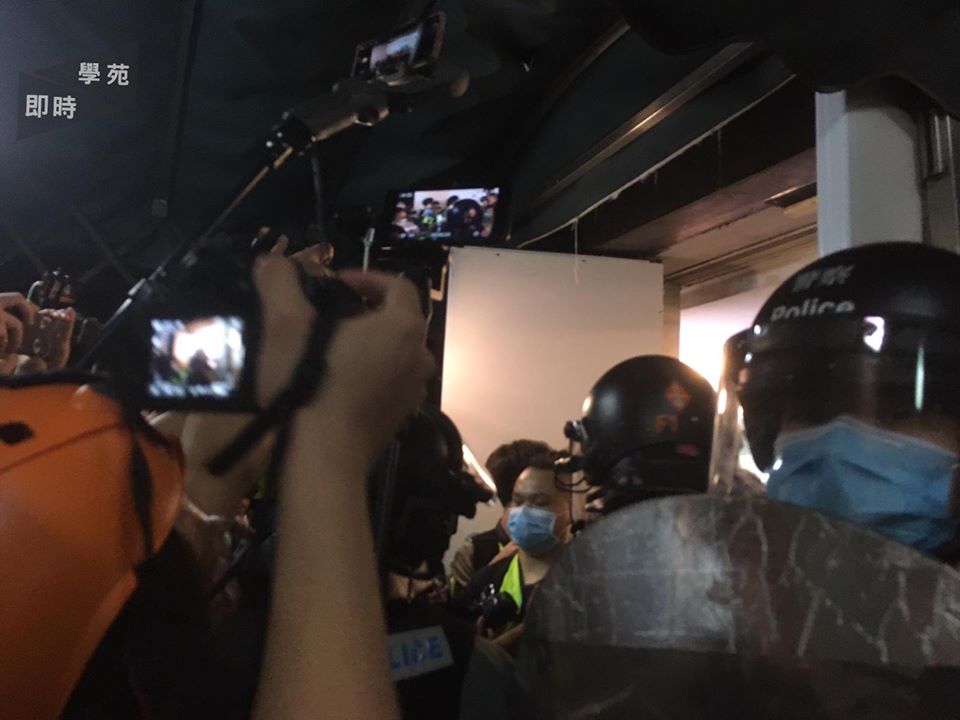 Riot police create chaos for no reason to suppress press freedom, pushing dozens of reporters out of fire exits and pulling a cordon