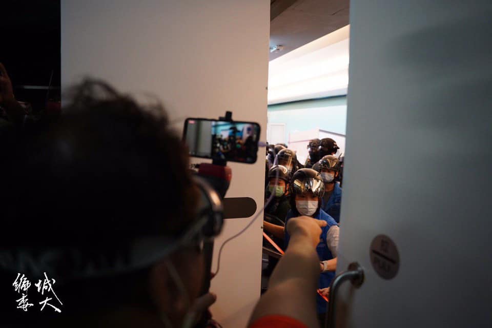 Riot police create chaos for no reason to suppress press freedom, pushing dozens of reporters out of fire exits and pulling a cordon