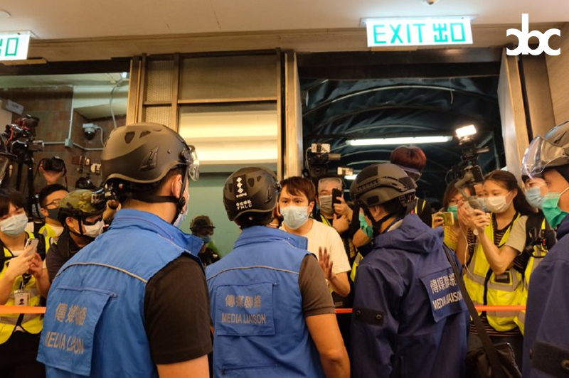 Riot police create chaos for no reason to suppress press freedom, pushing dozens of reporters out of fire exits and pulling a cordon
