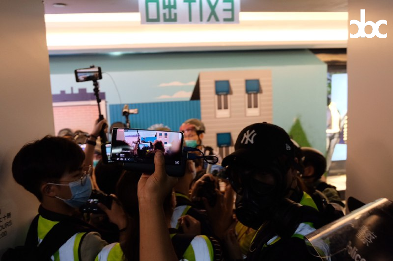 Riot police create chaos for no reason to suppress press freedom, pushing dozens of reporters out of fire exits and pulling a cordon