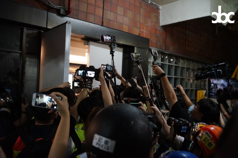 Riot police create chaos for no reason to suppress press freedom, pushing dozens of reporters out of fire exits and pulling a cordon