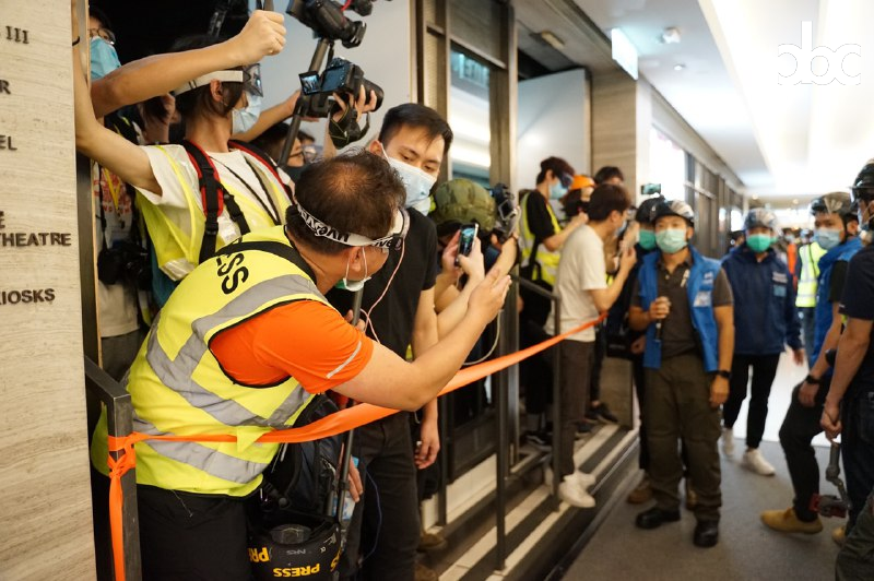 Riot police create chaos for no reason to suppress press freedom, pushing dozens of reporters out of fire exits and pulling a cordon