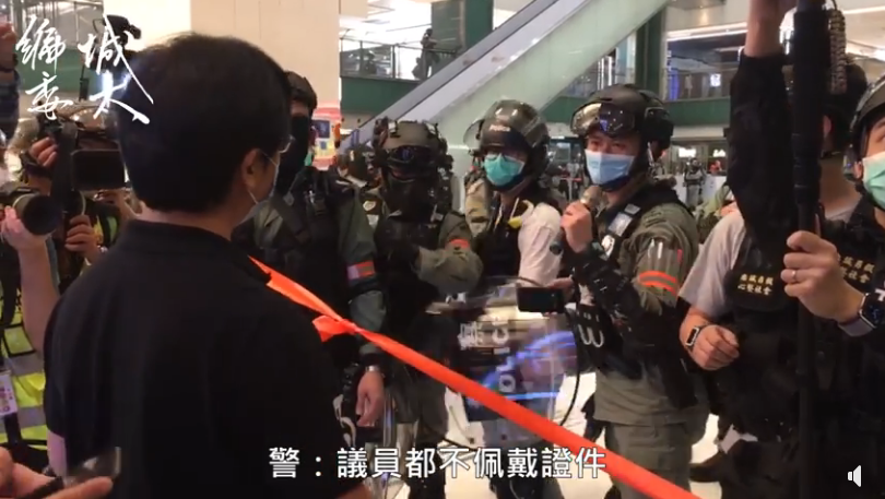 防暴警無故質疑區議員李世鴻沒有佩戴證明文件