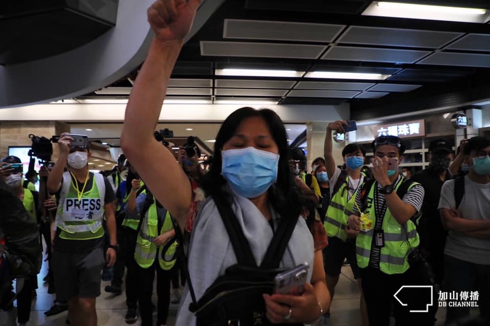 Blue Ribbon Fanatic grabbed a reporter’s phone, assaulted a citizen in front of police officers, who turned a blind eye and escorted her away