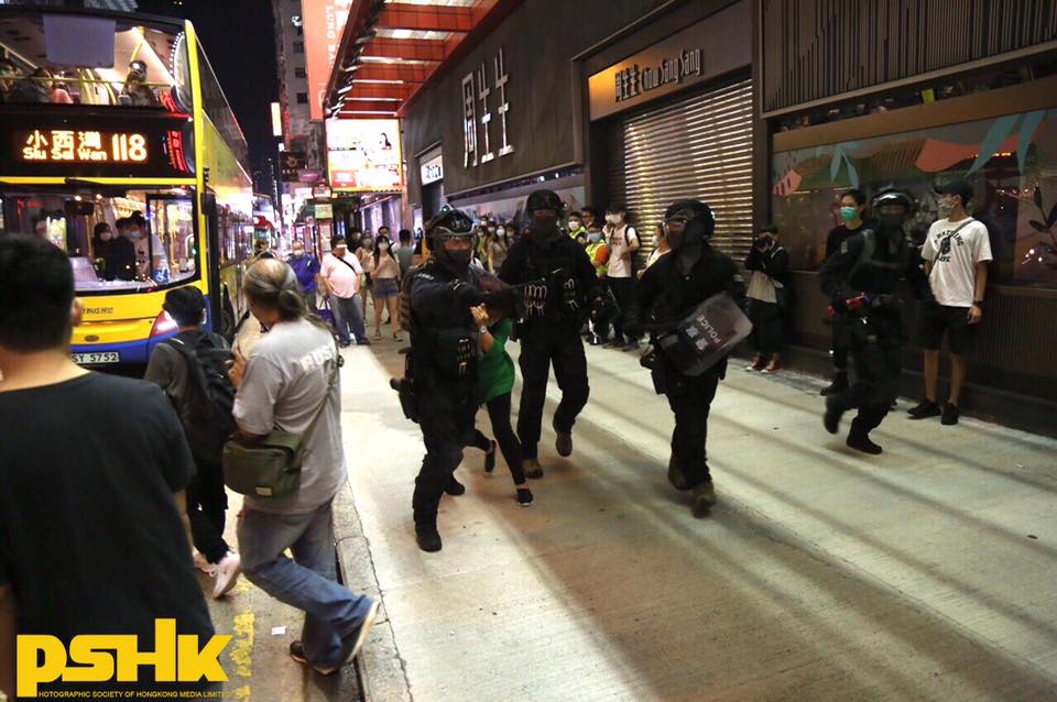 速龍辱罵等巴士市民 箍頸脅持中年女士