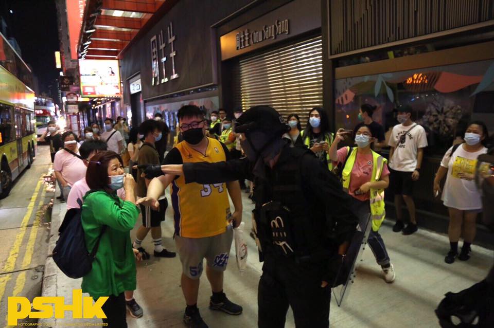 速龍辱罵等巴士市民 箍頸脅持中年女士