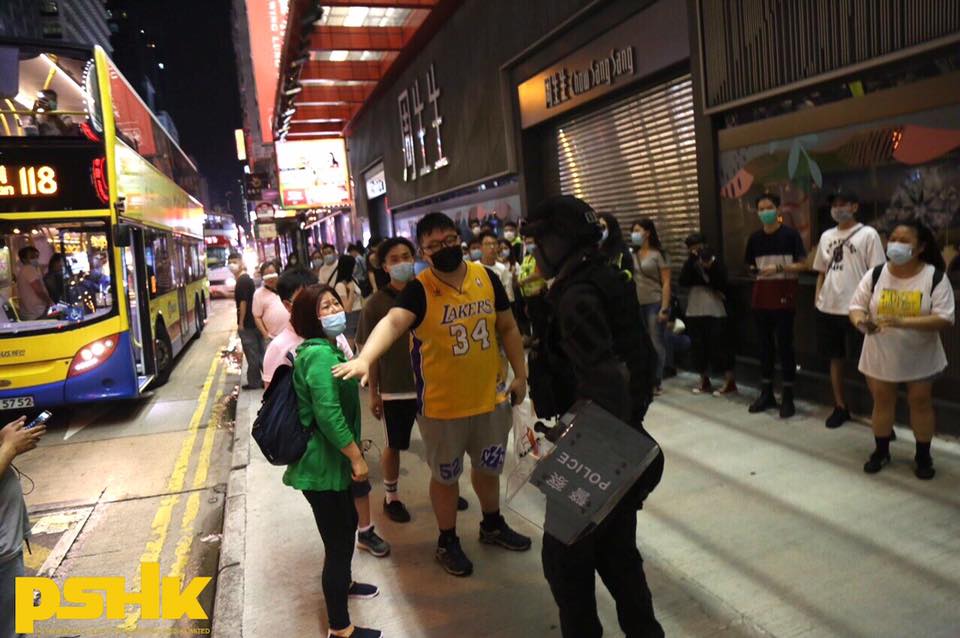 速龍辱罵等巴士市民 箍頸脅持中年女士