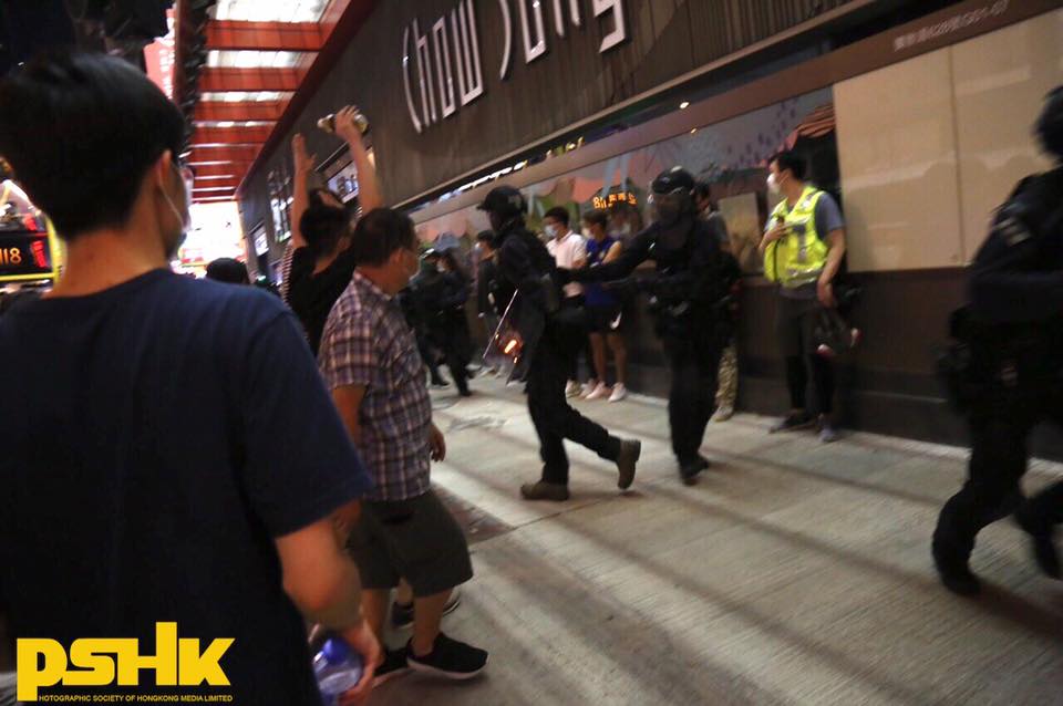 速龍辱罵等巴士市民 箍頸脅持中年女士