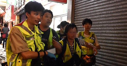 Apple Daily photojournalist pepper sprayed by police at close range, Strangled for 20 seconds, head landed and went into shock